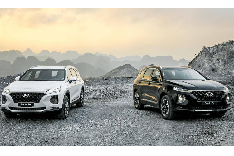 Tiếp theo trong số những chiếc ôtô giá 1 tỷ đồng, Hyundai SantaFe 2.2 4x2 (bản dầu tiêu chuẩn) là sự lựa chọn rất kinh tế khi sử dụng động cơ diesel tiết kiệm nhiên liệu, chỉ tốn 5,94 lít/ 100 km. Xe hiện có giá niêm yết 1,055 tỷ đồng