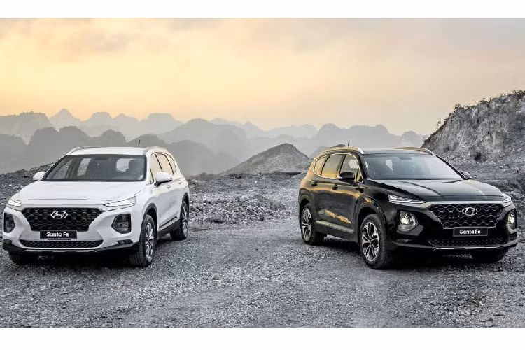 Tiếp theo trong số những chiếc ôtô giá 1 tỷ đồng, Hyundai SantaFe 2.2 4x2 (bản dầu tiêu chuẩn) là sự lựa chọn rất kinh tế khi sử dụng động cơ diesel tiết kiệm nhiên liệu, chỉ tốn 5,94 lít/ 100 km. Xe hiện có giá niêm yết 1,055 tỷ đồng