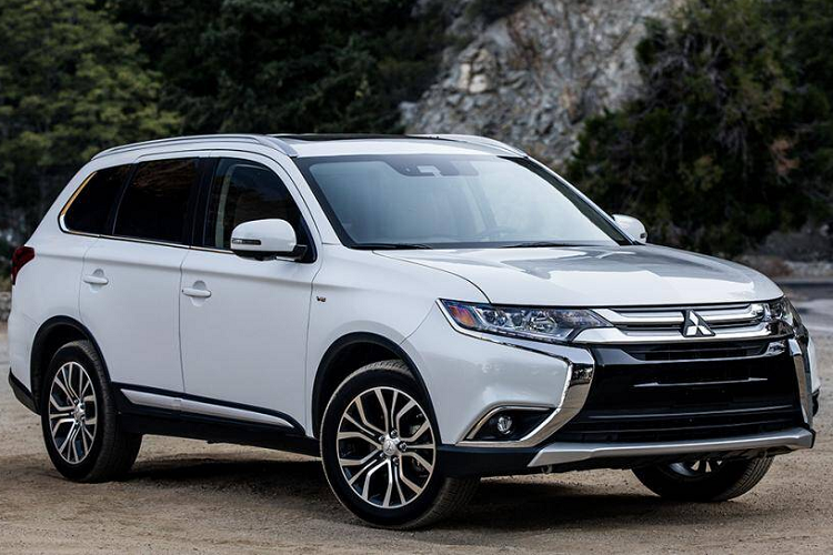 Mitsubishi Outlander 2.4.4x4 tiêu thụ nhiên liệu 7,7 lít/ 100 km đường hỗn hợp. Ở thời điểm thống kê, Mitsubishi Outlander chưa ra bản mới. Giá bán phiên bản này hiện tại (bản mới) là 1,058 tỷ đồng