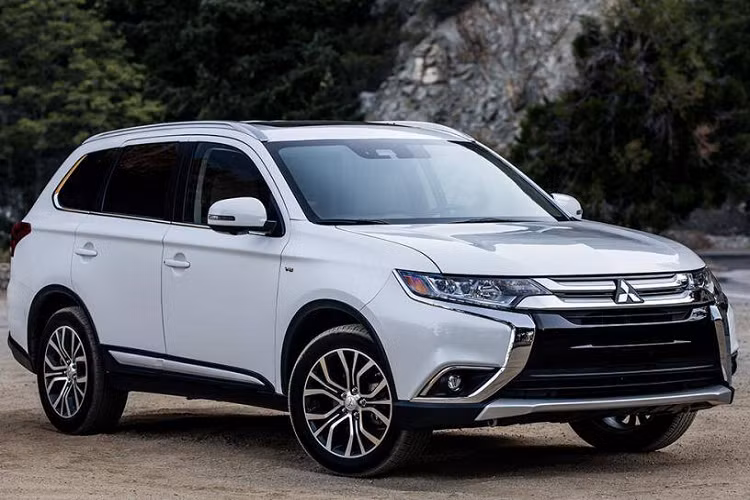 Mitsubishi Outlander 2.4.4x4 tiêu thụ nhiên liệu 7,7 lít/ 100 km đường hỗn hợp. Ở thời điểm thống kê, Mitsubishi Outlander chưa ra bản mới. Giá bán phiên bản này hiện tại (bản mới) là 1,058 tỷ đồng
