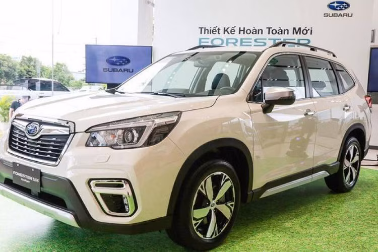Subaru Forester 2.0i-S tiêu thụ nhiên liệu hỗn hợp chỉ 8 lít/ 100 km. Xe có giá bán 1,029 tỷ đồng, nhập khẩu nguyên chiếc từ Thái Lan