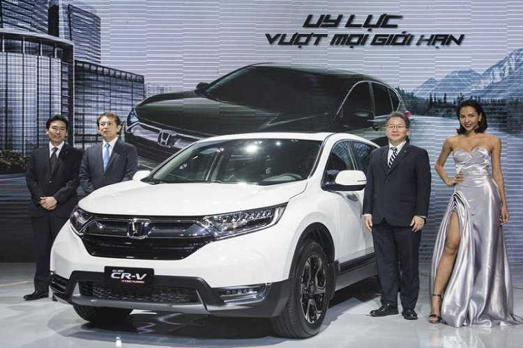 Honda CR-V G, E (phiên bản cũ) có mức tiêu thụ nhiên liệu đường hỗn hợp 6,9 lít/ 100 km. Hiện tại, phiên bản nhập khẩu này đã ngừng bán, thay vào đó là bản lắp ráp trong nước, có giá bán từ 998 - 1.048 triệu đồng