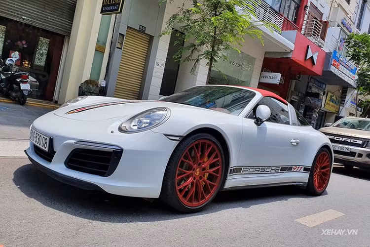 Về truyền động, Porsche 911 Targa 4S sử dụng khối động cơ 6 xy-lanh thẳng hàng, tăng áp kép, dung tích 3.0 lít hoàn toàn mới. Động cơ đã được tinh chỉnh để mang đến công suất tối đa 420 mã lực, tăng 55 mã lực so với bản tiêu chuẩn.