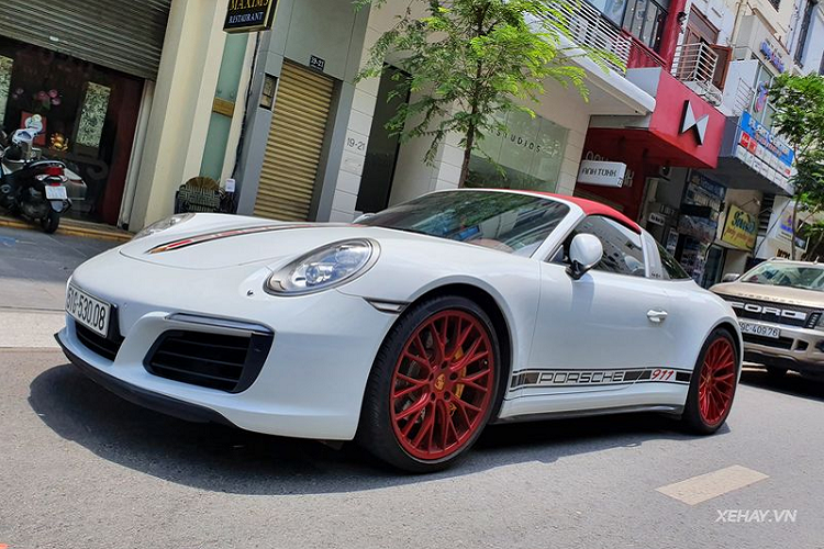 Về truyền động, Porsche 911 Targa 4S sử dụng khối động cơ 6 xy-lanh thẳng hàng, tăng áp kép, dung tích 3.0 lít hoàn toàn mới. Động cơ đã được tinh chỉnh để mang đến công suất tối đa 420 mã lực, tăng 55 mã lực so với bản tiêu chuẩn.