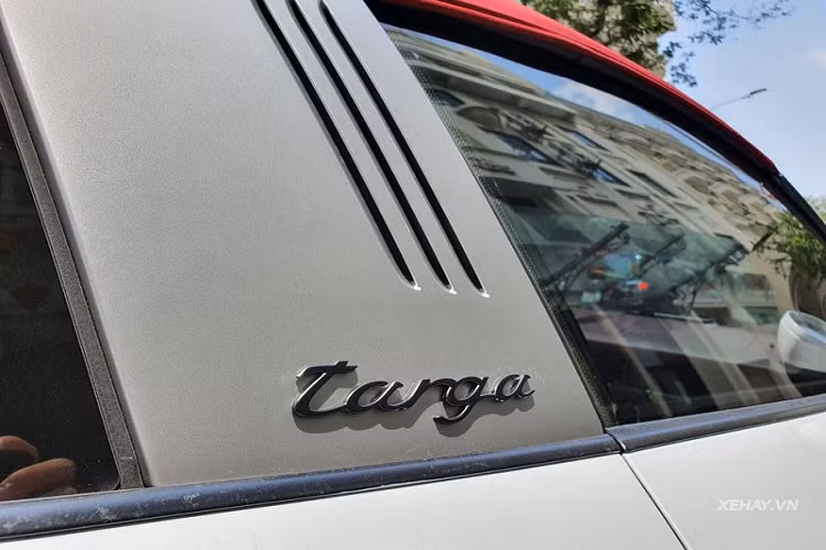 Với thiết kế mui gồm hai phần, phần mui mềm ở phía trước có thời gian đóng/mở trong vòng 15s, phần vòm kính phía sau có khả năng đóng/ mở trong vòng vài giây nhằm tạo ra không gian chứa phần mui mềm phía trước, Porsche 911 Targa 4S hoàn toàn chinh phục những người đối diện ngay từ cái nhìn đầu tiên.