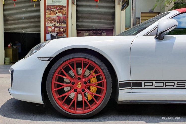 Siêu phẩm Porsche 911 Targa 4S trong bài viết cập bến Việt Nam hồi tháng 1/2017. Tại thời điểm đó, giới thạo tin cho rằng mức giá sau khi ra biển của xe tới hơn 11 tỷ đồng, một con số không hề nhỏ cách đây 3 năm. Về trang bị, Porsche 911 Targa 4S được sở hữu rất nhiều công nghệ hiện đại như đèn pha LED, hệ thống treo chủ động PASM, kiểm soát độ ổn định PSM giúp xe tăng độ bám đường khi vào cua gấp...