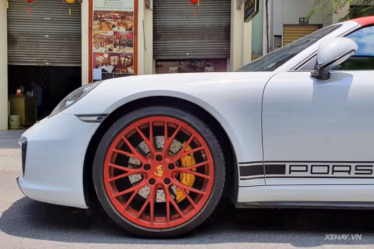 Siêu phẩm Porsche 911 Targa 4S trong bài viết cập bến Việt Nam hồi tháng 1/2017. Tại thời điểm đó, giới thạo tin cho rằng mức giá sau khi ra biển của xe tới hơn 11 tỷ đồng, một con số không hề nhỏ cách đây 3 năm. Về trang bị, Porsche 911 Targa 4S được sở hữu rất nhiều công nghệ hiện đại như đèn pha LED, hệ thống treo chủ động PASM, kiểm soát độ ổn định PSM giúp xe tăng độ bám đường khi vào cua gấp...