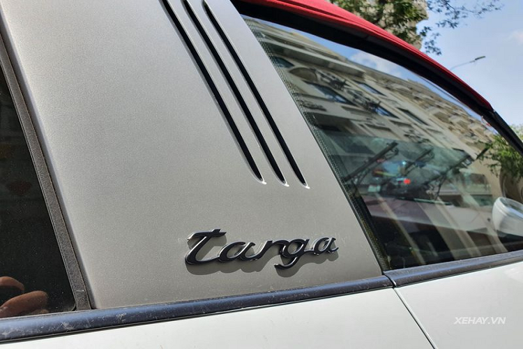 Với thiết kế mui gồm hai phần, phần mui mềm ở phía trước có thời gian đóng/mở trong vòng 15s, phần vòm kính phía sau có khả năng đóng/ mở trong vòng vài giây nhằm tạo ra không gian chứa phần mui mềm phía trước, Porsche 911 Targa 4S hoàn toàn chinh phục những người đối diện ngay từ cái nhìn đầu tiên.