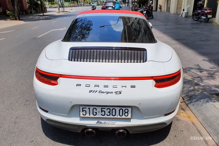 Porsche 911 Targa 4S hàng hiếm này đã được chủ nhân sơn lại bộ mâm và trang bị ống xả FI để tăng thêm sự phấn khích của âm thanh động cơ