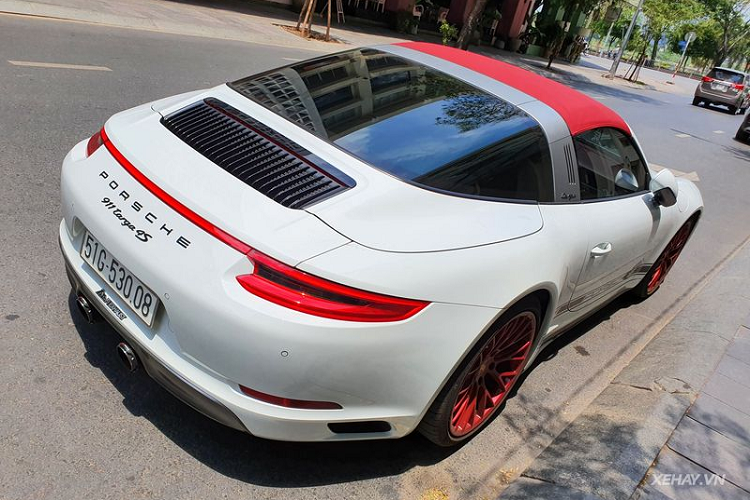 Cận cảnh bộ mâm đa chấu sơn đỏ với cùm phanh vàng của 911 Targa 4S.