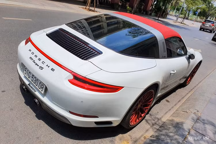 Cận cảnh bộ mâm đa chấu sơn đỏ với cùm phanh vàng của 911 Targa 4S.