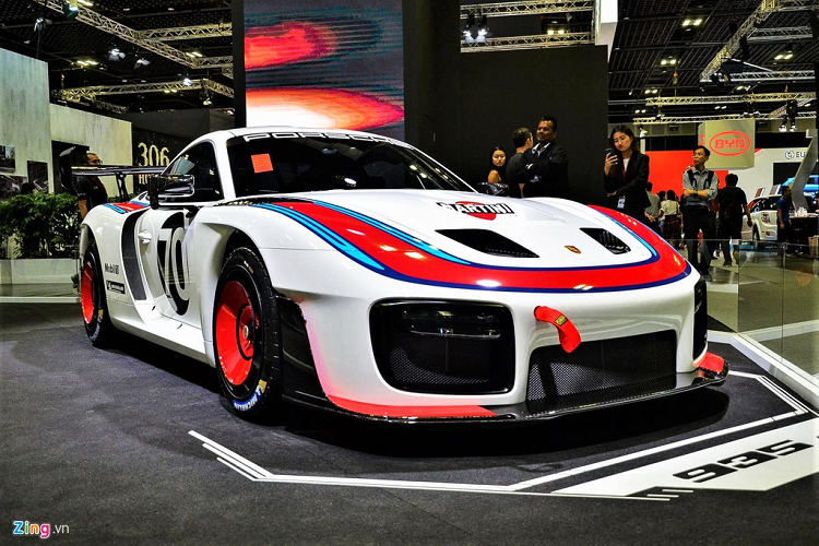 Mẫu siêu xe Porsche 935 mới này có dàn vỏ thân xe được làm từ vật liệu polymer kết hợp cùng sợi carbon giúp gia cố thêm. Mặc dù mang phong cách của một chiếc xe đua, nhưng 935 vẫn được trang bị hệ thống đèn chiếu sáng với kiểu dáng khá giống với 919 Hybrid.