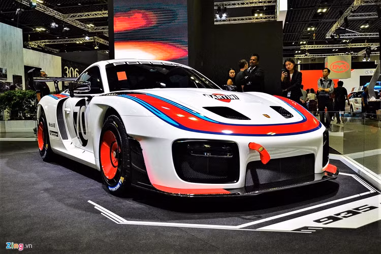 Mẫu siêu xe Porsche 935 mới này có dàn vỏ thân xe được làm từ vật liệu polymer kết hợp cùng sợi carbon giúp gia cố thêm. Mặc dù mang phong cách của một chiếc xe đua, nhưng 935 vẫn được trang bị hệ thống đèn chiếu sáng với kiểu dáng khá giống với 919 Hybrid.