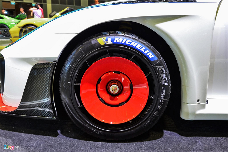 Bánh xe trên Porsche 935 là loại khóa ốc trung tâm (Center Lock Wheel). Loại bánh này giúp giảm tối thiểu thời gian thay lốp, điều này là vô cùng quan trọng trong đua xe. 