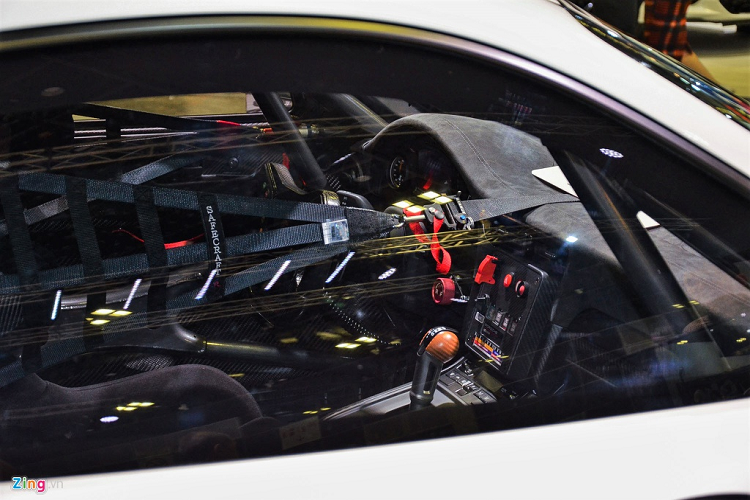 Bên trong xe, Porsche 935 có phần vô lăng được làm từ sợi carbon, cụm đồng hồ điện tử có thiết kế khá giống với mẫu xe cùng hãng 911 GT3 R 2019.