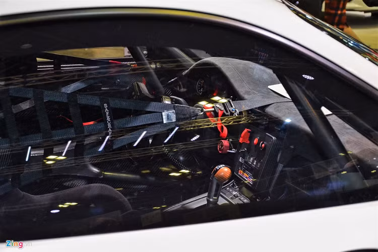 Bên trong xe, Porsche 935 có phần vô lăng được làm từ sợi carbon, cụm đồng hồ điện tử có thiết kế khá giống với mẫu xe cùng hãng 911 GT3 R 2019.