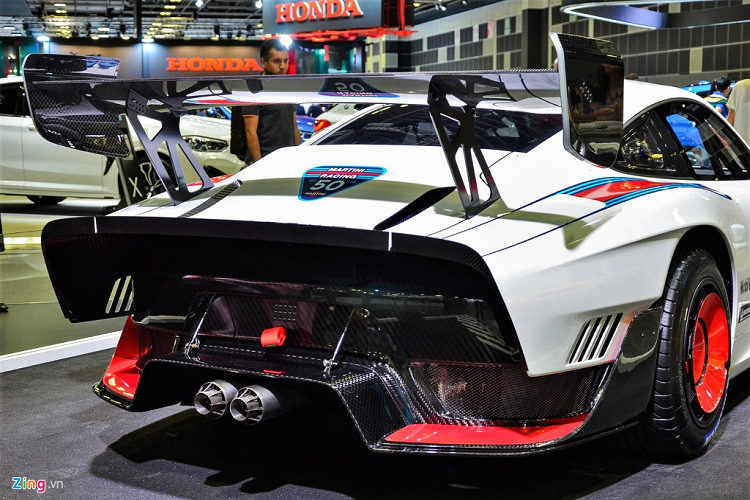 Chiếc xe sở hữu động cơ tăng áp kép 3.8L tương tự mẫu 911 GT2 RS, động cơ này sản sinh công suất 690 mã lực. Sức mạnh từ động cơ được truyền xuống bánh sau thông qua hộp số PDK 7 cấp. 