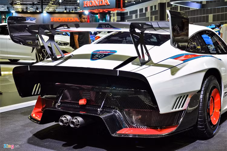 Chiếc xe sở hữu động cơ tăng áp kép 3.8L tương tự mẫu 911 GT2 RS, động cơ này sản sinh công suất 690 mã lực. Sức mạnh từ động cơ được truyền xuống bánh sau thông qua hộp số PDK 7 cấp. 