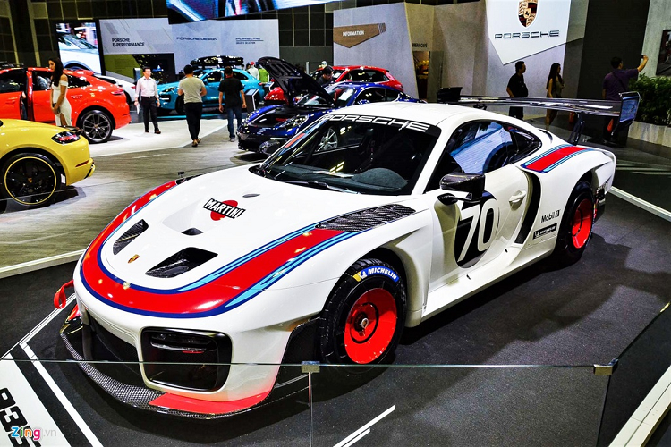 Tại Triển lãm Singapore Motor Show 2020, hãng xe thể thao Đức đã mang đến cho khách tham quan mẫu xe thể thao bản giới hạn Porsche 935 đặc biệt. Dàn áo Martini bên ngoài tương tự chiếc Porsche 935/78 1978. 