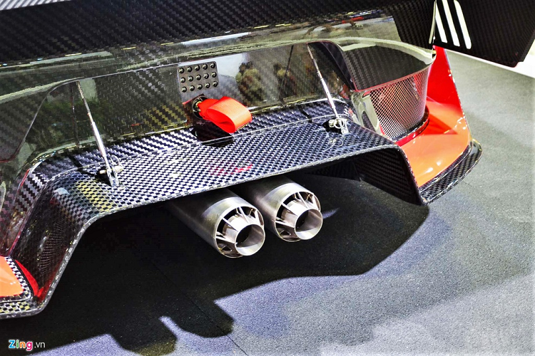 Nhiều chi tiết trên xe được làm từ sợi carbon giúp giảm khối lượng. 