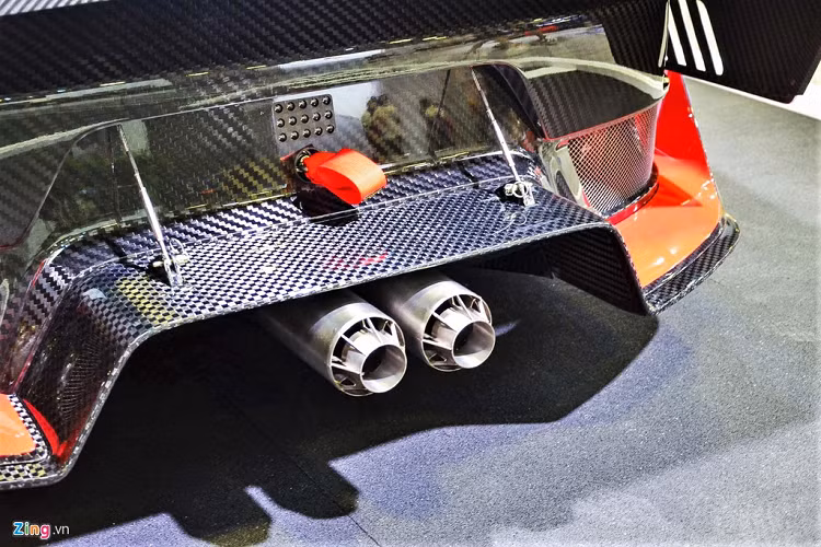 Nhiều chi tiết trên xe được làm từ sợi carbon giúp giảm khối lượng. 