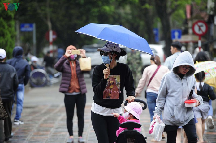 Trước tình hình dịch virus Corona đang có nguy cơ lây lan mạnh, tỉnh Thừa Thiên Huế đã có công điện khẩn về kiểm soát, ngăn chặn dịch bệnh này ngay trong những ngày Tết. Ngày 26/1, Văn phòng UBND Thừa Thiên Huế cho biết ông Phan Ngọc Thọ - Chủ tịch UBND tỉnh vừa ký ban hành công điện khẩn về kiểm soát, ngăn chặn dịch bệnh truyền nhiễm cấp tính do chủng virus Corona gây ra.