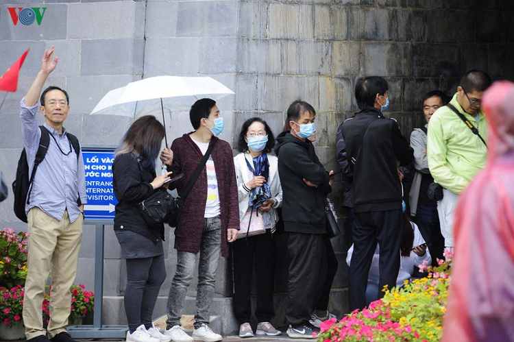 Theo đó, UBND tỉnh Thừa Thiên Huế yêu cầu Sở Y tế tỉnh phối hợp với Cảng vụ Hàng không miền Trung tại Cảng Hàng không quốc tế Phú Bài, Công ty Cảng Hàng không quốc tế Phú Bài, Công ty Cảng Chân Mây tổ chức kiểm soát chặt chẽ hành khách nhập cảnh từ các địa phương đang có dịch Corona trong vòng 14 ngày để áp dụng khai báo y tế, để Sở Y tế có kế hoạch quản lý giám sát và theo dõi sức khoẻ hành khách tại cộng đồng. Nếu phát hiện trường hợp nghi ngờ mắc bệnh cần tổ chức cách ly, quản lý kịp thời, có các phương án đáp ứng hiệu quả phù hợp với tình hình dịch.