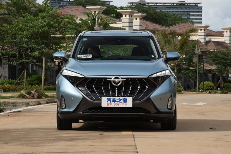 Haima 7X của Trung Quốc mang một thiết kế tương đối hầm hố và lạ lùng, với mặt trước có lưới tản nhiệt lớn kèm nếp gấp rõ ràng, trong khi hai dải đèn mỏng nằm hẳn ở trên. Với doanh số đang liên tục sụt giảm thời gian gần đây, Haima cần đến một mẫu xe thật nổi bật, khác thường để thu hút người tiêu dùng và 7X thể hiện tính liều lĩnh đó.