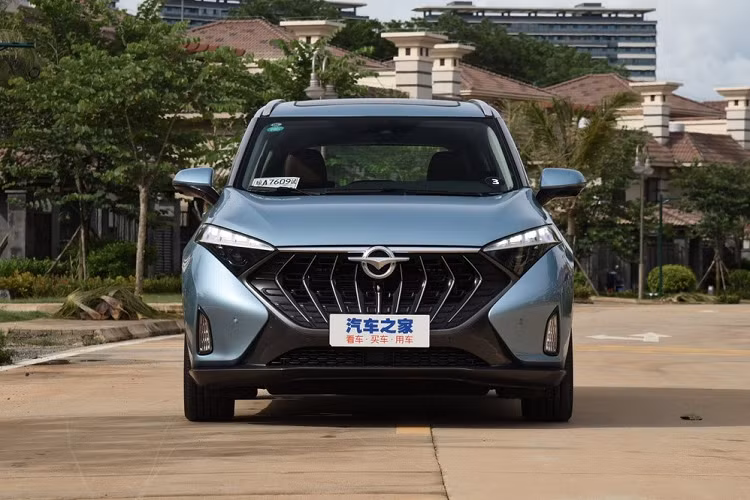 Haima 7X của Trung Quốc mang một thiết kế tương đối hầm hố và lạ lùng, với mặt trước có lưới tản nhiệt lớn kèm nếp gấp rõ ràng, trong khi hai dải đèn mỏng nằm hẳn ở trên. Với doanh số đang liên tục sụt giảm thời gian gần đây, Haima cần đến một mẫu xe thật nổi bật, khác thường để thu hút người tiêu dùng và 7X thể hiện tính liều lĩnh đó.