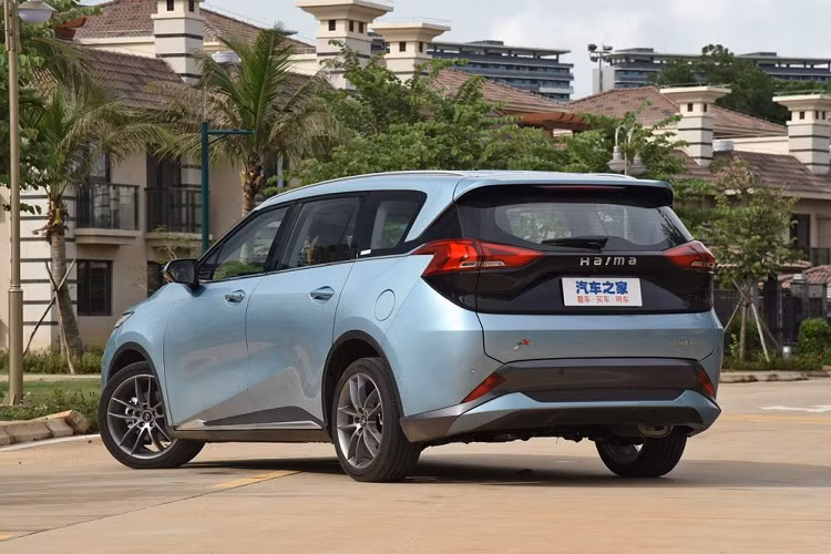 Xe có trang bị 7 ghế ngồi và có kích thước cụ thể là dài 4.815 mm, rộng 1.874 mm, cao 1.720 mm và trục cơ sở 2.860 mm. Nội thất xe trông khá đẹp với bảng đồng hồ kỹ thuật số và màn hình cảm ứng trung tâm lớn nằm nổi trên mặt táp lô. Thông qua bức ảnh ở đây, ta thấy nội thất xe còn có nhiều nút bấm và công tắc ở vị trí cụm điều khiển trung tâm, do vậy có khả năng là màn hình cảm ứng phía trên sẽ không có nhiều công năng lắm.