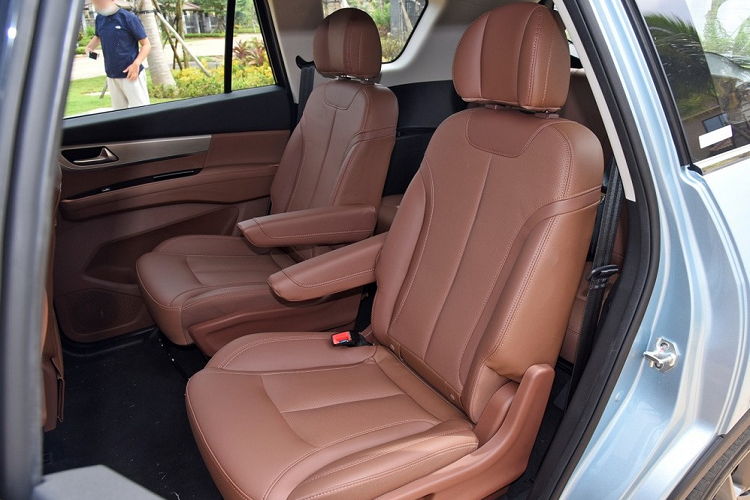 Nội thất xe trông khá đẹp mắt với hai màn hình nổi trên mặt táp lô.