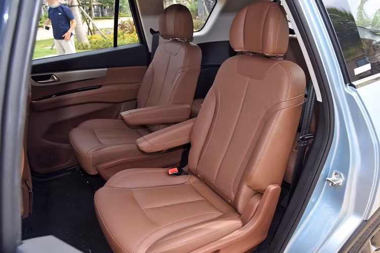 Nội thất xe trông khá đẹp mắt với hai màn hình nổi trên mặt táp lô.