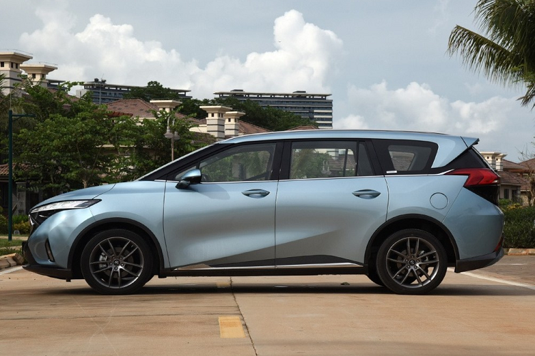 Cuối cùng là khía cạnh giá xe Haima 7X sẽ bắt đầu được bán vào cuối tháng này tại thị trường nội địa Trung Quốc, và có giá dao động từ 130.000 – 150.000 nhân dân tệ (tương đương 435 – 502 triệu đồng). Đây là một mức giá khá mềm để mua lấy một chiếc MPV 7 chỗ, kể cả là ở Trung Quốc.