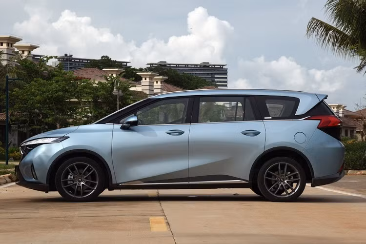 Cuối cùng là khía cạnh giá xe Haima 7X sẽ bắt đầu được bán vào cuối tháng này tại thị trường nội địa Trung Quốc, và có giá dao động từ 130.000 – 150.000 nhân dân tệ (tương đương 435 – 502 triệu đồng). Đây là một mức giá khá mềm để mua lấy một chiếc MPV 7 chỗ, kể cả là ở Trung Quốc.