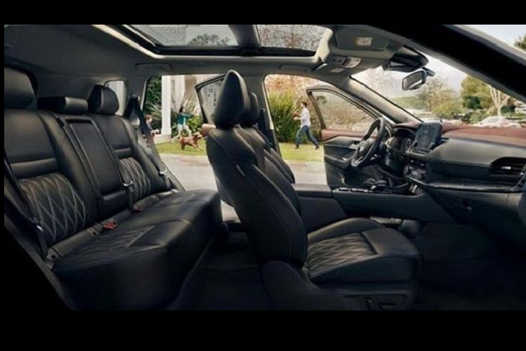 Trong khi đó, bảng điều khiển trung tâm có một núm xoay nhỏ và bộ chọn xoay với các cài đặt chế độ lái theo địa hình. Chất lượng tổng thể của cabin cũng nên tốt hơn trước, giống như cách Nissan làm với những mẫu xe mới gần đây.