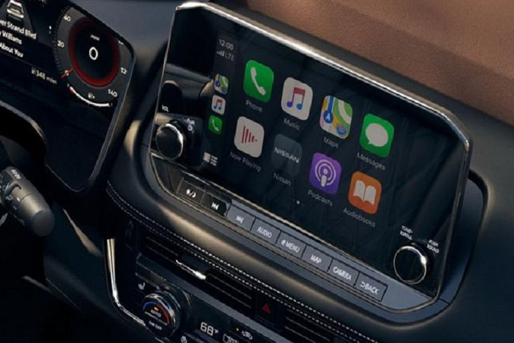 Thiết kế của Nissan X-Trail hoàn toàn mới là một bước tiến từ hãng xe Nhật Bàn. Chiếc SUV thể thao có đèn pha tách đôi, lưới tản nhiệt V-Motion nổi bật hơn, khe hút gió đặt giọc và các gương chiếu hậu tích hợp vào cánh cửa. Rogue mới cũng mang trên mình thiết kế cột A nổi làm tăng thêm vẻ khỏe khoắn.