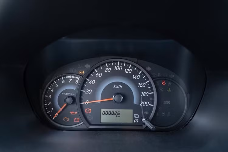 Ngoài ra, Attrage 2020 được trang bị hàng loạt các tiện nghi như: Cruiser Control, khóa thông minh, khởi động nút bấm, ghế da mới, nút chỉnh âm thanh trên vô lăng, hệ thống điều hòa tự động, gập gương điện đến những tiện nghi cho hành khách sau như tựa tay với hốc để ly, 3 tựa đầu cho hàng ghế sau… 