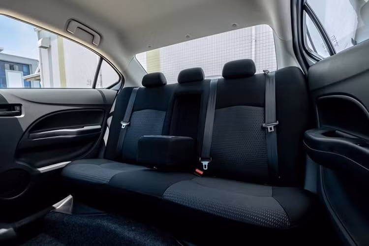 Điểm nâng cấp đáng chú ý cho Attrage 2020 còn ở hệ thống giải trí với màn hình 7 inch kết nối Android Auto/Apple CarPlay với khả năng kết nối 2 điện thoại cùng lúc và đạt chuẩn Hi-Res Audio. Ghế lái trên Attrage 2020 còn được trang bị tựa tay giúp người lái thoải mái hơn. Nút bấm mở cốp đặt bên ngoài thay cho kiểu tích hợp vào tay nắm cửa, giúp dễ dàng mở cốp khi đang mang vác nhiều đồ đạc cồng kềnh.