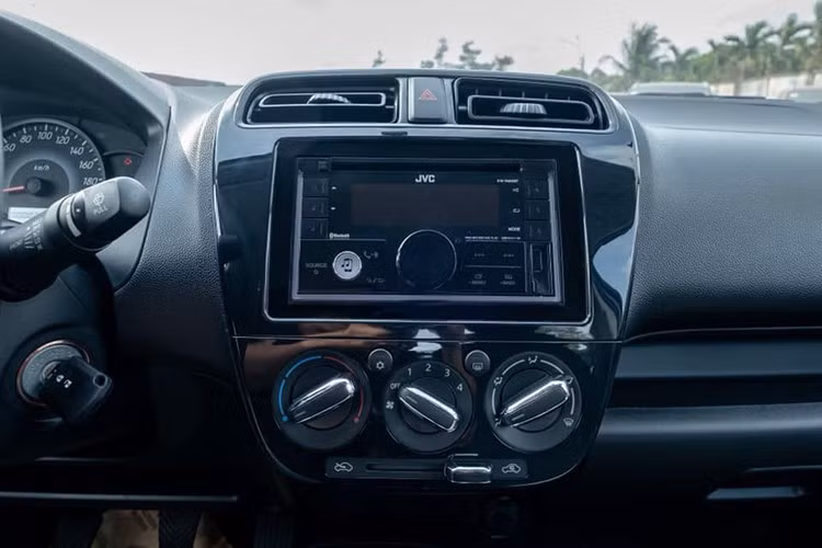 Attrage 2020 có kích thước tổng thể 4.305 mm dài x 1.670 mm rộng x 1.515 mm cao, dù nhỏ hơn so với City, Vios, Accent…nhưng Attrage lại sở hữu khoảng sáng gầm xe vượt trội là 170 mm. Kết hợp với bán kính vòng quay chỉ 4,8 mét giúp cho Attrage 2020 có thể di chuyển linh hoạt trên phố đông đúc hơn so với các đối thủ.