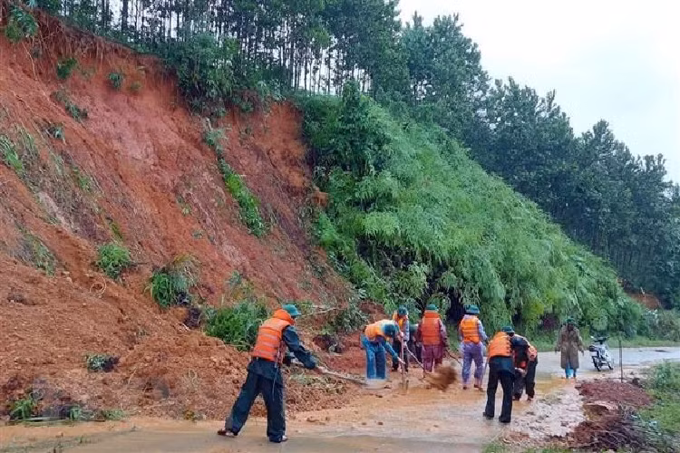 Khắc phục tuyến đường giao thông bị sạt lở tại xã Quảng Nhâm, huyện A Lưới, tỉnh Thừa Thiên-Huế. (Ảnh: TTXVN phát) 