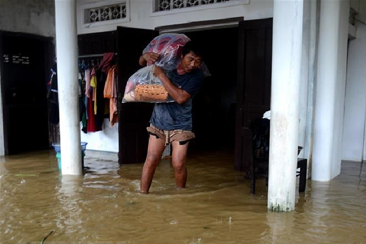 Người dân di dời đồ đạc đến vị trí cao ráo để tránh lũ. (Ảnh: Lê Ngọc Phước/TTXVN)