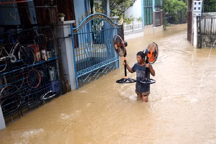 Người dân Quảng Ngãi di dời đồ đạc đến vị trí cao ráo để tránh lũ. (Ảnh: Lê Ngọc Phước/TTXVN) 