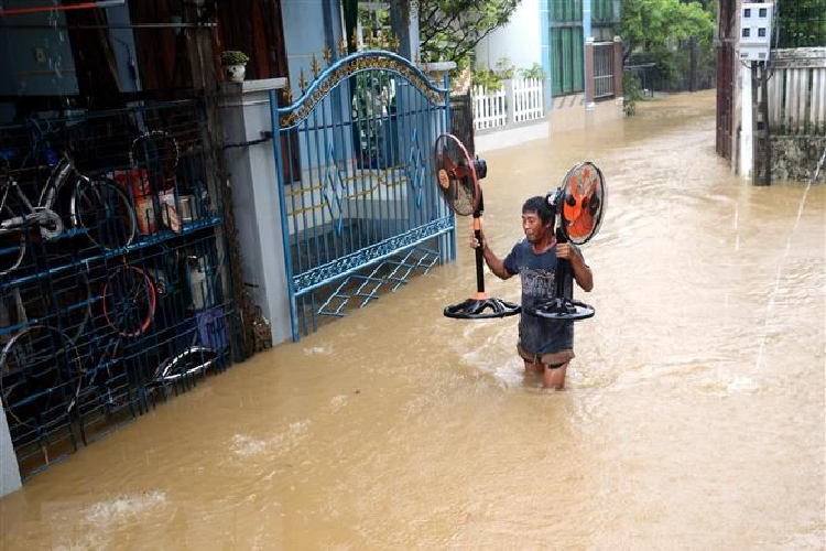 Người dân Quảng Ngãi di dời đồ đạc đến vị trí cao ráo để tránh lũ. (Ảnh: Lê Ngọc Phước/TTXVN) 