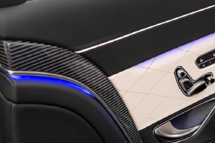 Mặc dù không thể sánh với AMG S65 về hiệu suất nhưng các con số này là rất ấn tượng đối với một chiếc xe to lớn và nặng như Maybach S650 Night Edition. Gói Night Edition bao gồm mọi tùy chọn mà hãng xe sang Mercedes-Benz cung cấp cho Maybach S650.