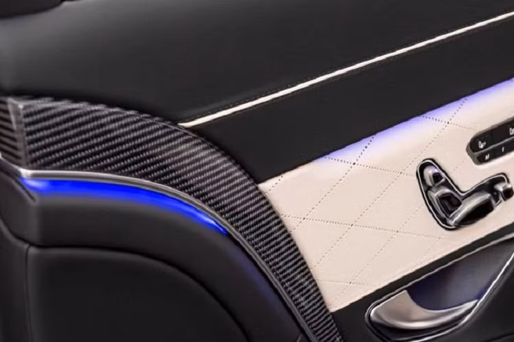 Mặc dù không thể sánh với AMG S65 về hiệu suất nhưng các con số này là rất ấn tượng đối với một chiếc xe to lớn và nặng như Maybach S650 Night Edition. Gói Night Edition bao gồm mọi tùy chọn mà hãng xe sang Mercedes-Benz cung cấp cho Maybach S650.