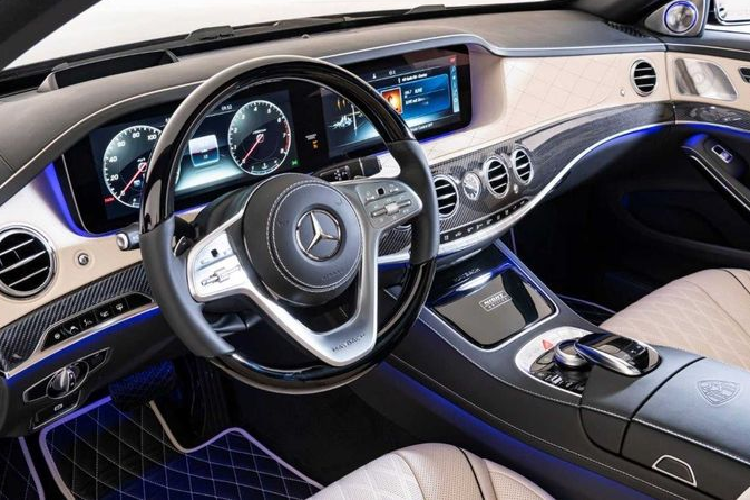 Đặc biệt, xe còn có vô lăng ốp gỗ tối màu siêu sang trọng kết hợp bọc da cao cấp.