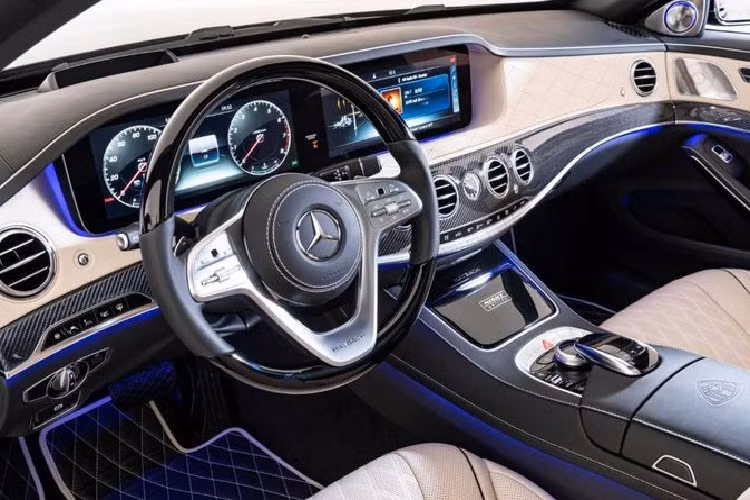 Đặc biệt, xe còn có vô lăng ốp gỗ tối màu siêu sang trọng kết hợp bọc da cao cấp.