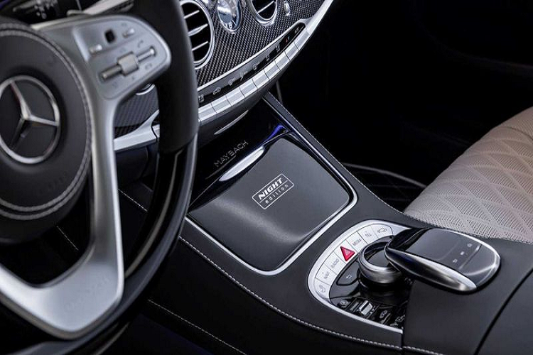 Vật liệu da thật cũng xuất hiện ở nhiều bề mặt khác, bao gồm cả bệ cửa và thảm sàn.