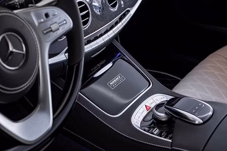 Vật liệu da thật cũng xuất hiện ở nhiều bề mặt khác, bao gồm cả bệ cửa và thảm sàn.