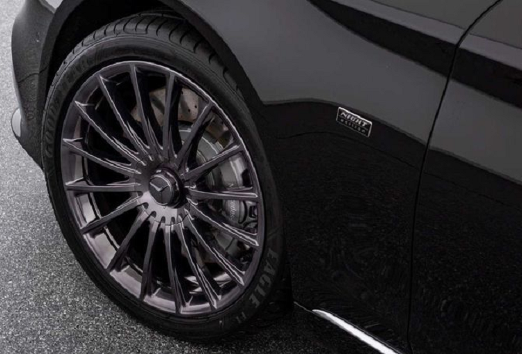 Được cầm lái một chiếc xe V12 dẫn động cầu sau nghe có vẻ rất hấp dẫn nhưng điều kỳ diệu thực sự của Mercedes-Maybach S650 Night Edition nằm ở khoang sau của cabin, nơi có những chiếc ghế giám đốc có góc ngả lên tới 43 độ chỉnh điện dễ dàng.